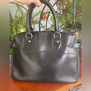 Louis Vuitton Black EPI Leather Sassy Pm Handbag W/Certificate of Authenticity
